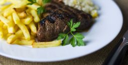 steak à l'oignon avec frites